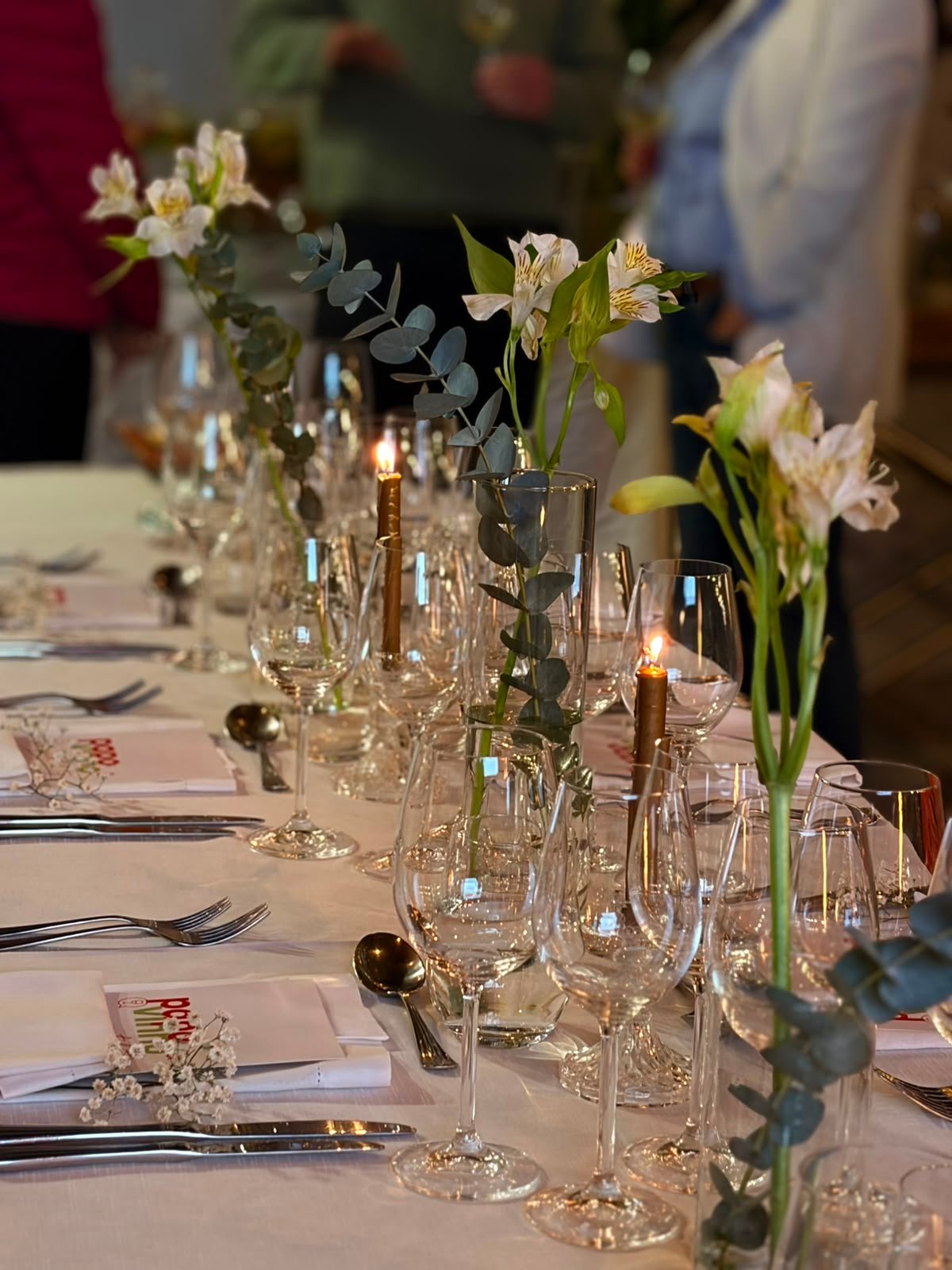 Mesa posta com flores e velas