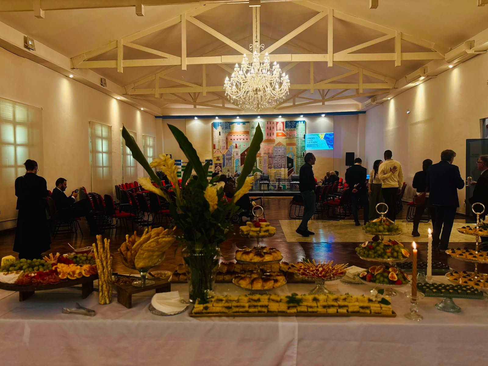 Mesa completa em espaço de eventos