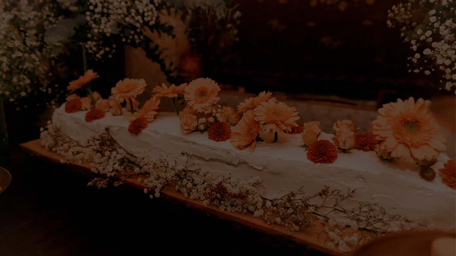 Mesa de evento decorada com flores e preparações da Amo Coentro
